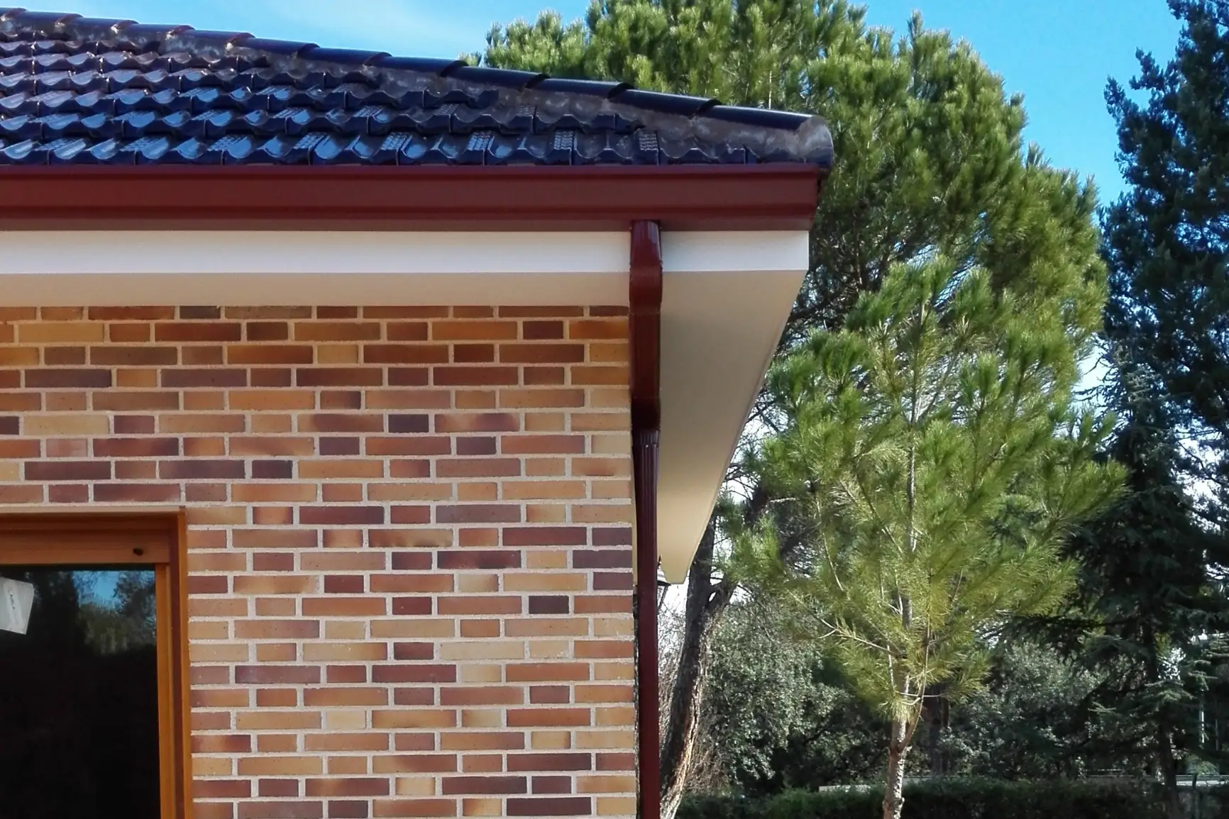 Instalación de canalones de aluminio en Madrid por Montalúm en un chalet.